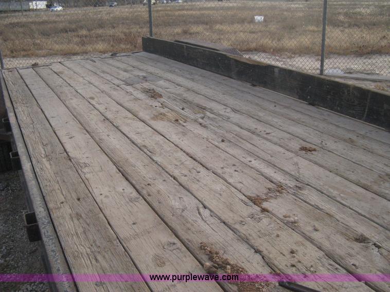 image for item B8495 2000 Neal 20' gooseneck flatbed trailer