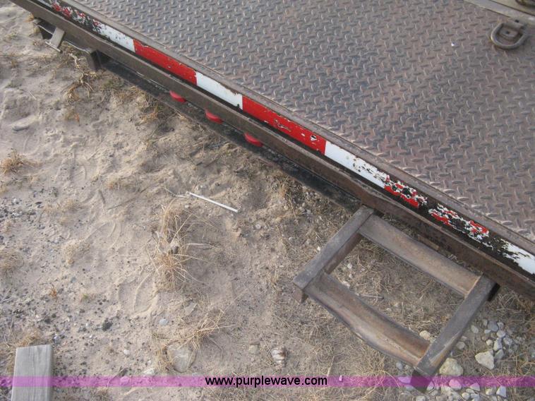 image for item B8495 2000 Neal 20' gooseneck flatbed trailer