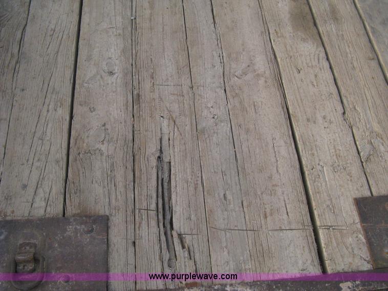 image for item B8495 2000 Neal 20' gooseneck flatbed trailer