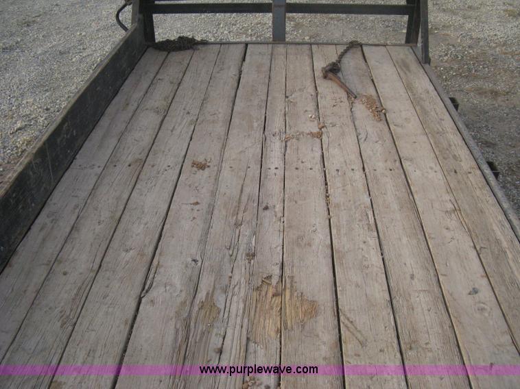 image for item B8495 2000 Neal 20' gooseneck flatbed trailer