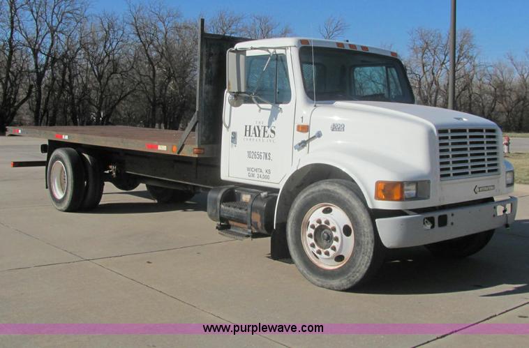 image for item E2685 1998 International 4700 semi truck