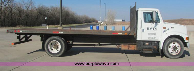 image for item E2685 1998 International 4700 semi truck