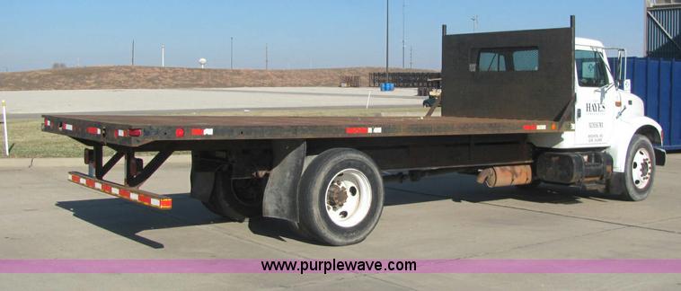 image for item E2685 1998 International 4700 semi truck