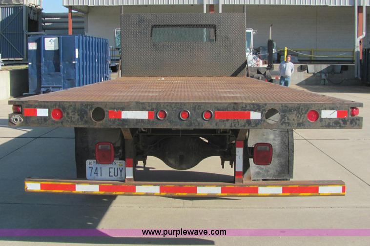 image for item E2685 1998 International 4700 semi truck