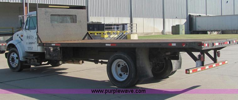 image for item E2685 1998 International 4700 semi truck