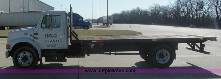 image for item E2685 1998 International 4700 semi truck