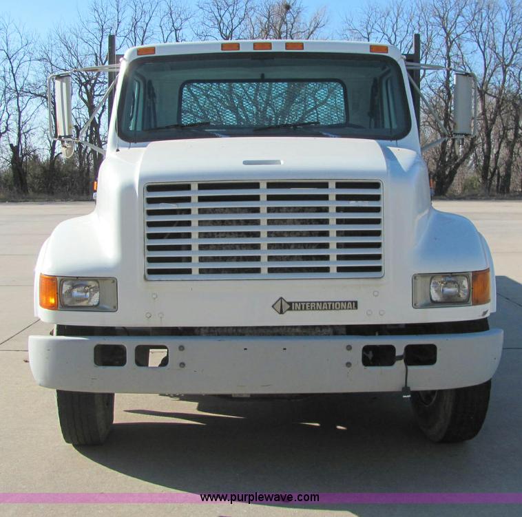 image for item E2685 1998 International 4700 semi truck