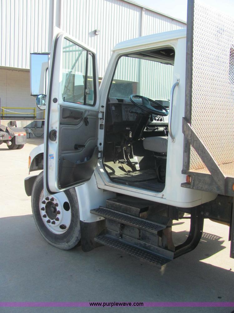 image for item E2685 1998 International 4700 semi truck