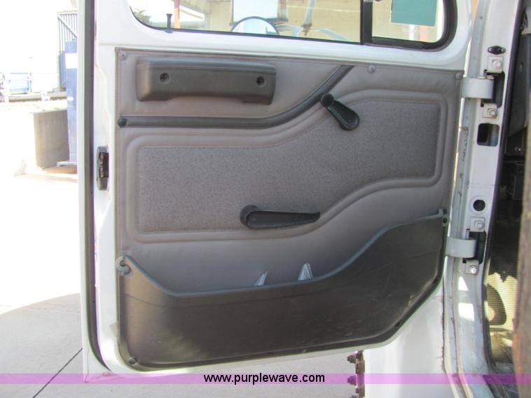 image for item E2685 1998 International 4700 semi truck