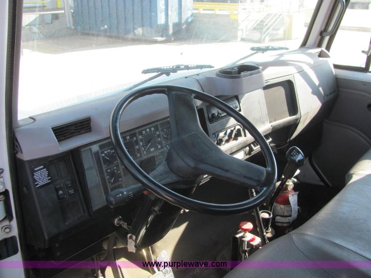 image for item E2685 1998 International 4700 semi truck