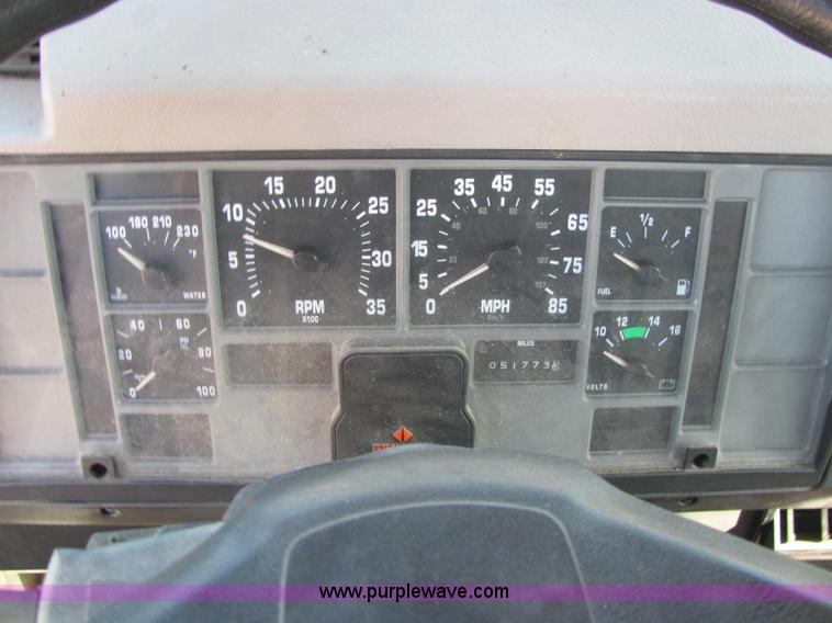 image for item E2685 1998 International 4700 semi truck