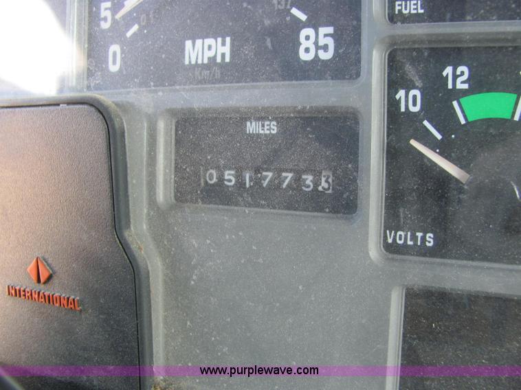 image for item E2685 1998 International 4700 semi truck