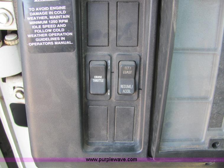 image for item E2685 1998 International 4700 semi truck