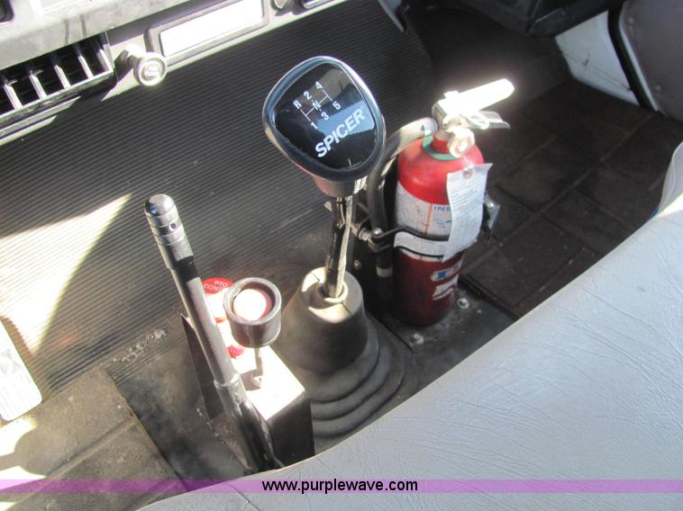 image for item E2685 1998 International 4700 semi truck