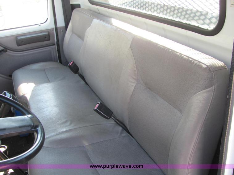 image for item E2685 1998 International 4700 semi truck