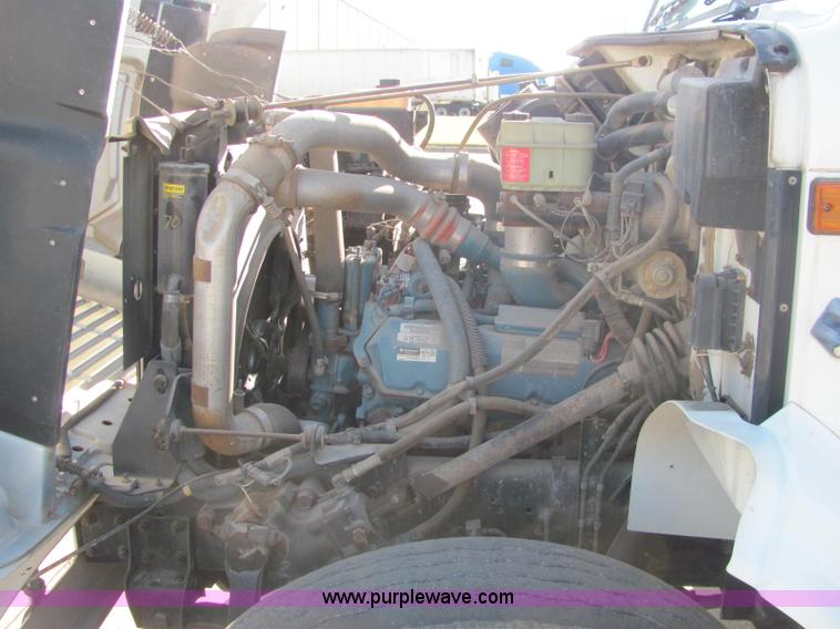 image for item E2685 1998 International 4700 semi truck