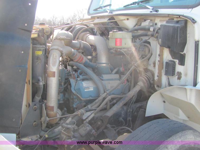 image for item E2685 1998 International 4700 semi truck