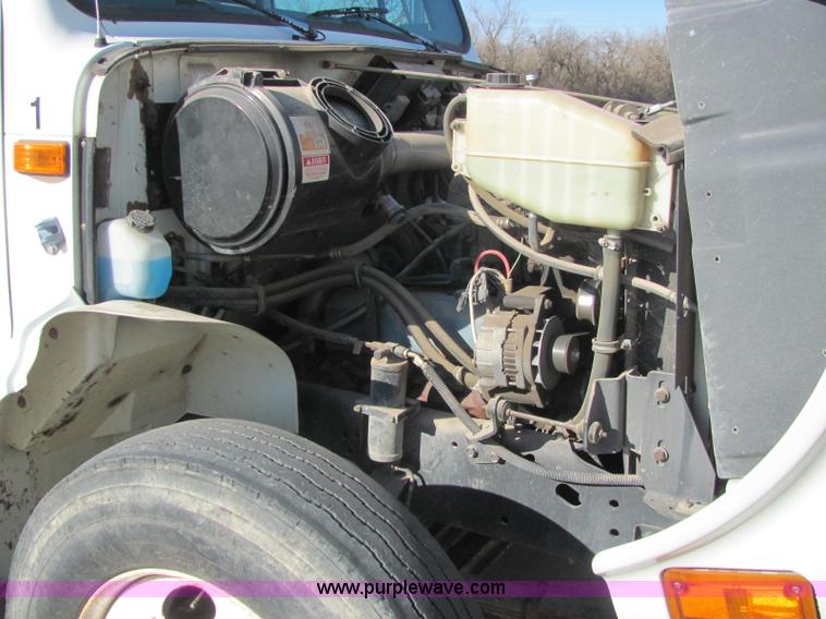 image for item E2685 1998 International 4700 semi truck