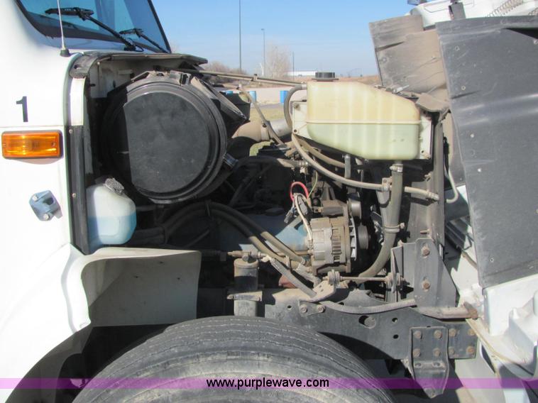 image for item E2685 1998 International 4700 semi truck