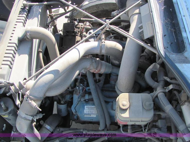 image for item E2685 1998 International 4700 semi truck