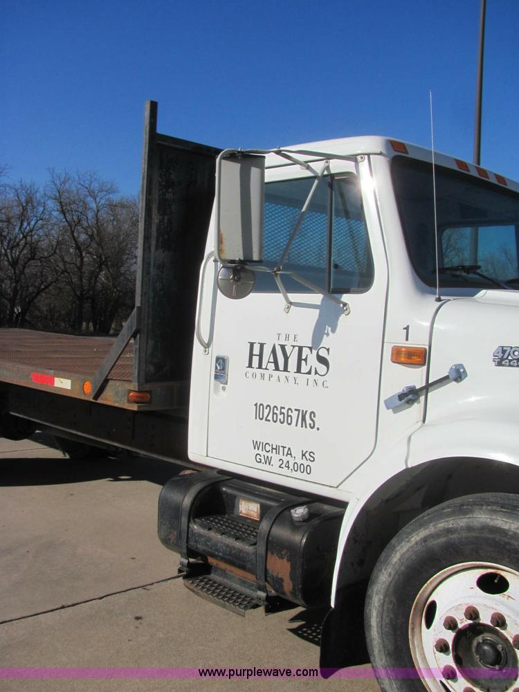 image for item E2685 1998 International 4700 semi truck