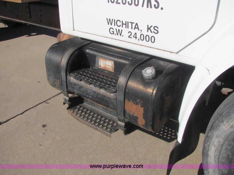 image for item E2685 1998 International 4700 semi truck