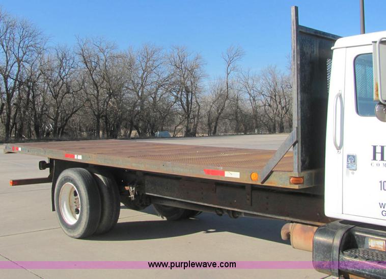 image for item E2685 1998 International 4700 semi truck