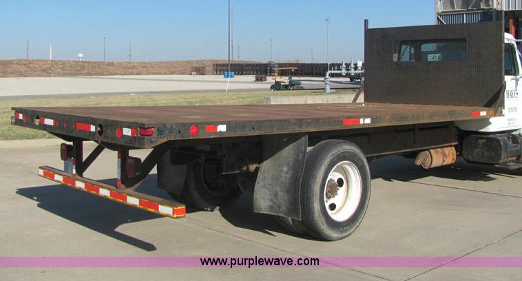 image for item E2685 1998 International 4700 semi truck