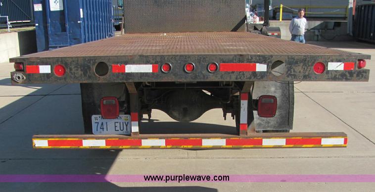 image for item E2685 1998 International 4700 semi truck