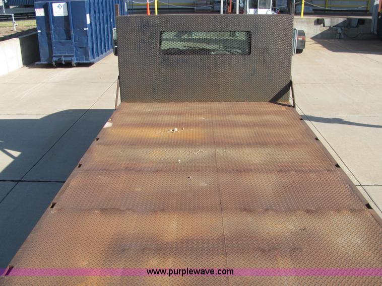 image for item E2685 1998 International 4700 semi truck