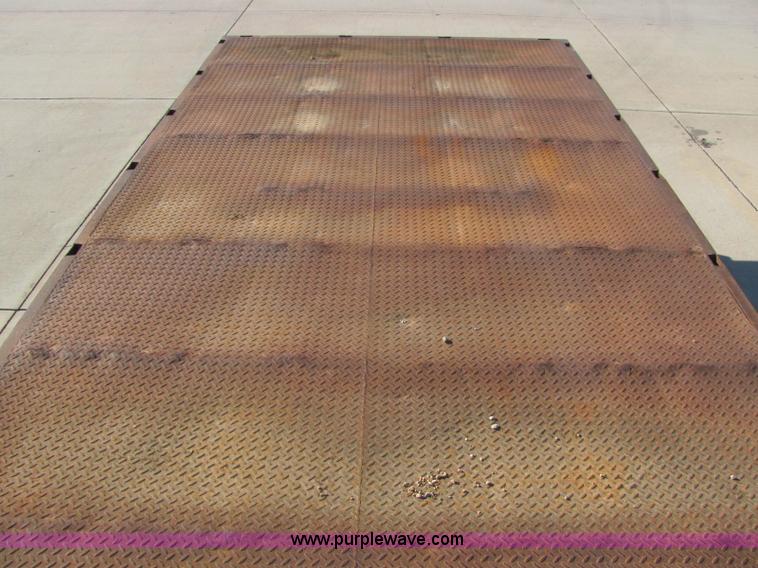 image for item E2685 1998 International 4700 semi truck