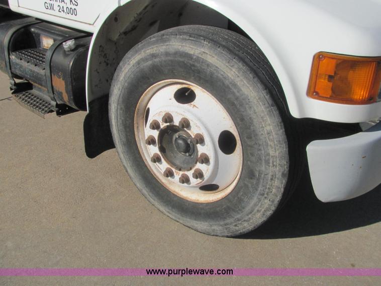 image for item E2685 1998 International 4700 semi truck