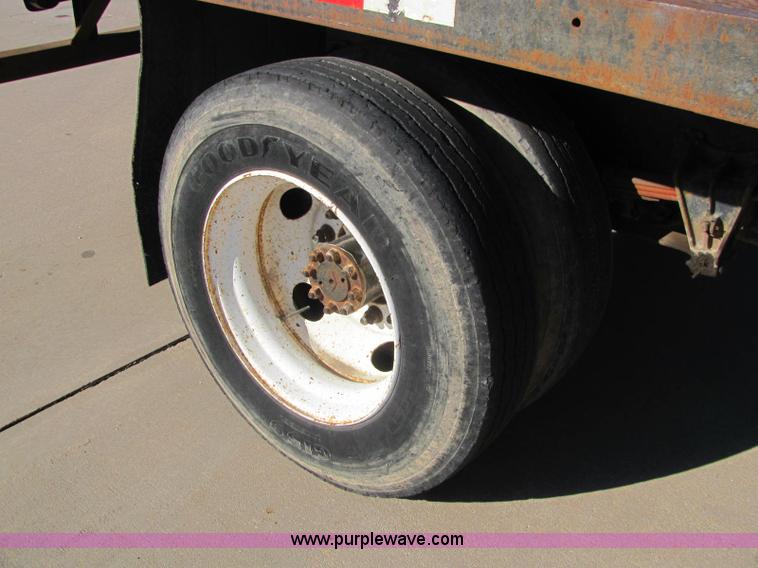 image for item E2685 1998 International 4700 semi truck