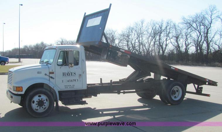 image for item E2685 1998 International 4700 semi truck