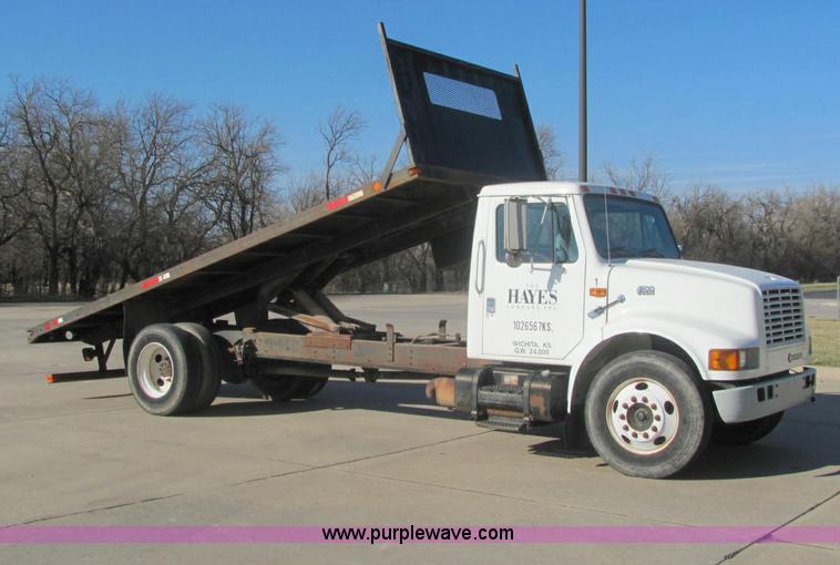 image for item E2685 1998 International 4700 semi truck
