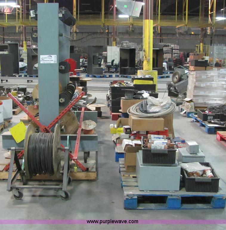 image for item E2766 Assorted electrical supplies