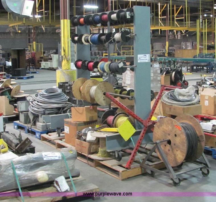 image for item E2766 Assorted electrical supplies