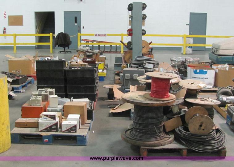 image for item E2766 Assorted electrical supplies