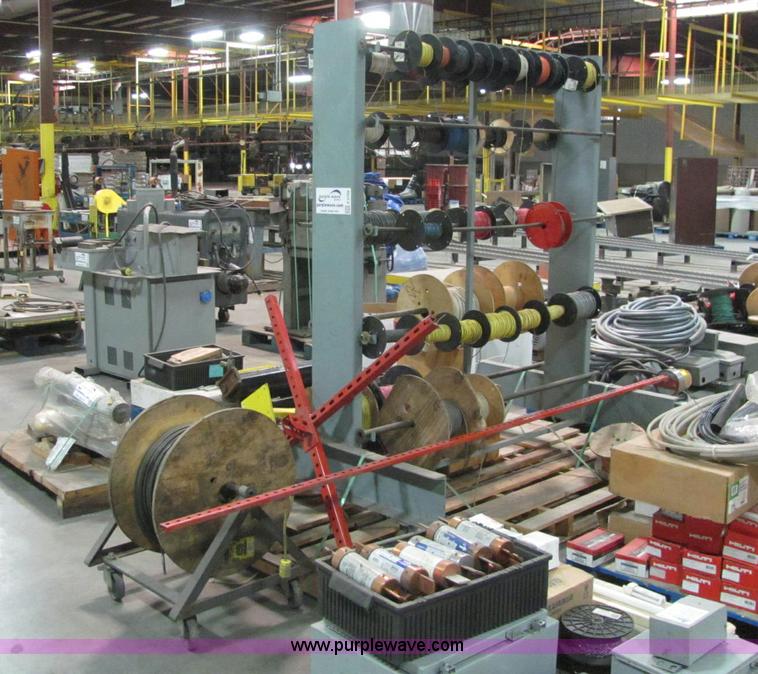 image for item E2766 Assorted electrical supplies