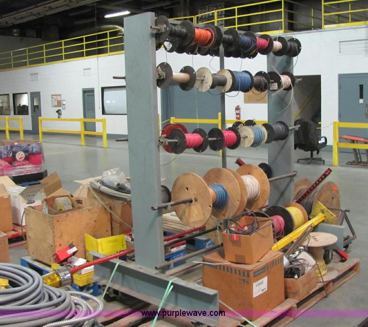 image for item E2766 Assorted electrical supplies