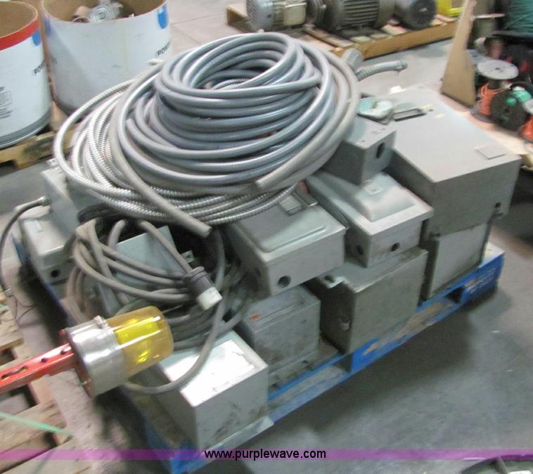 image for item E2766 Assorted electrical supplies