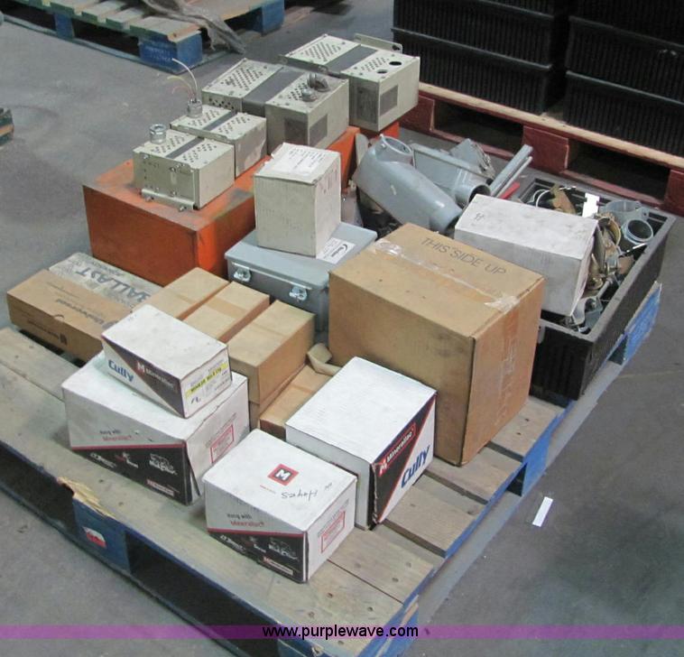 image for item E2766 Assorted electrical supplies