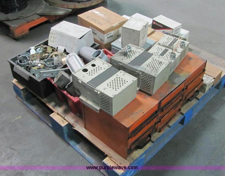 image for item E2766 Assorted electrical supplies