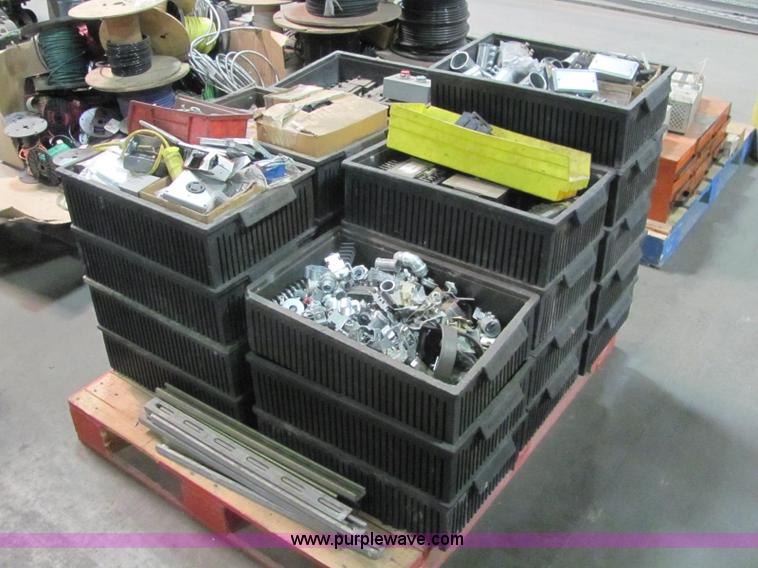 image for item E2766 Assorted electrical supplies