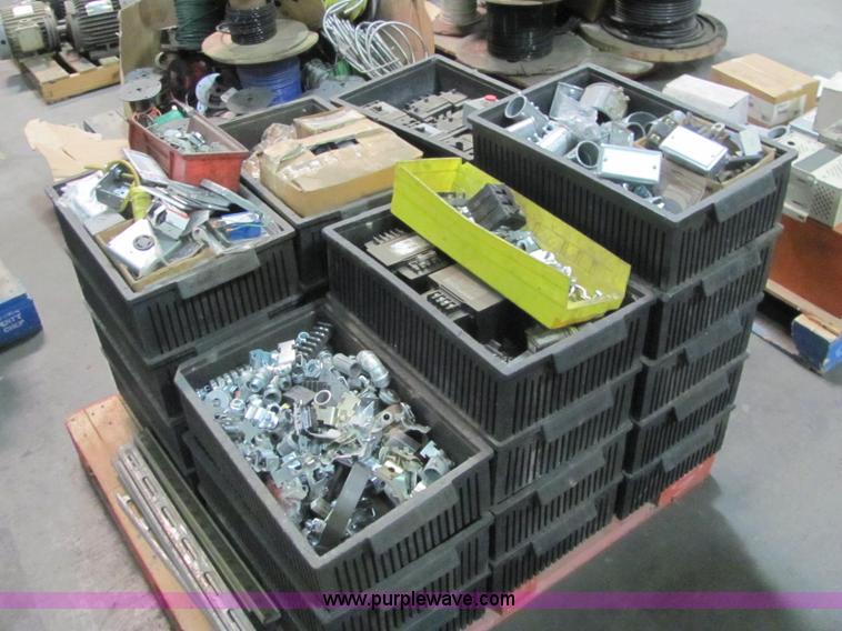 image for item E2766 Assorted electrical supplies