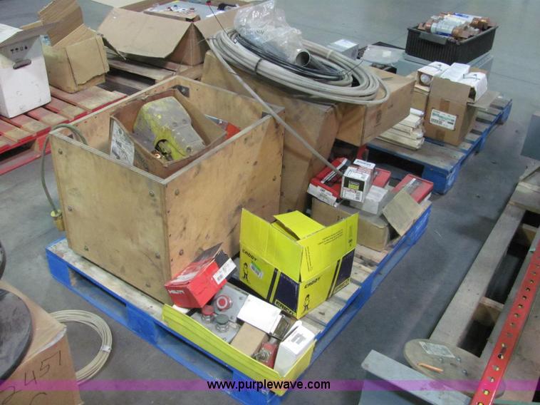 image for item E2766 Assorted electrical supplies