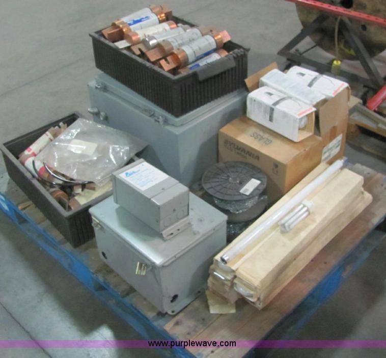 image for item E2766 Assorted electrical supplies