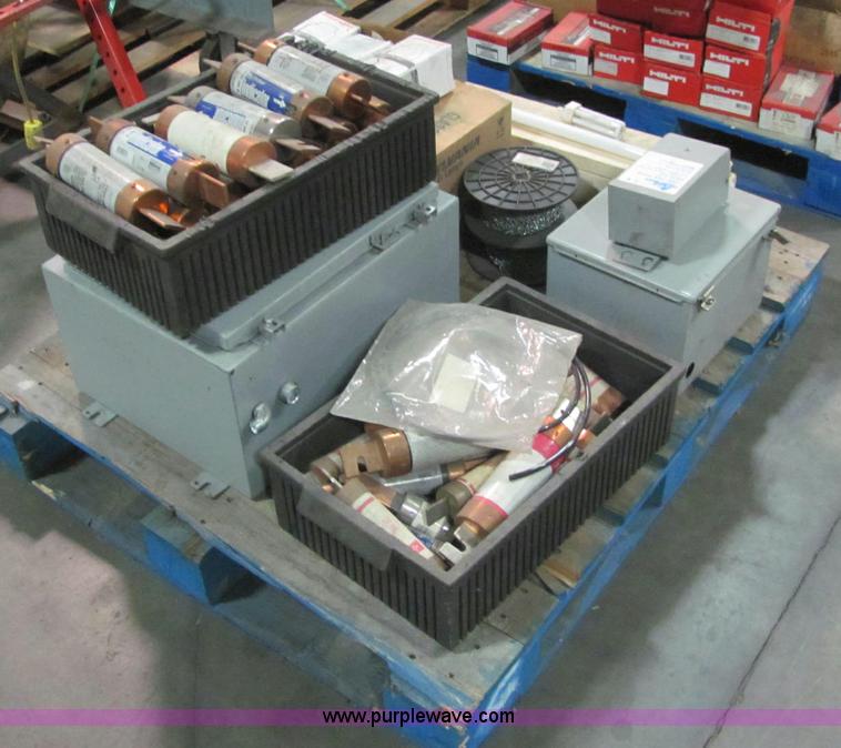 image for item E2766 Assorted electrical supplies