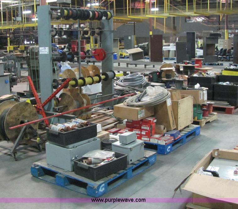 image for item E2766 Assorted electrical supplies