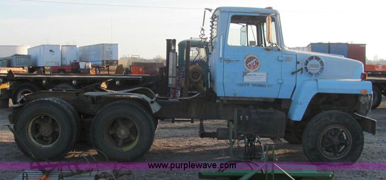 image for item E2788 1970 Ford T906 semi truck